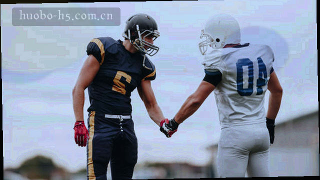 球门前混战的暗调剪影，橙色运动轨迹线划过禁区